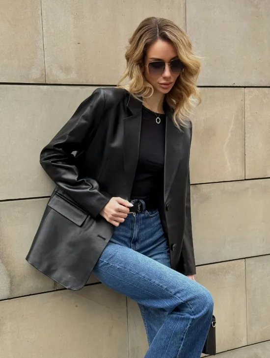 Черный кожаный пиджак классического кроя с клапанами на карманах