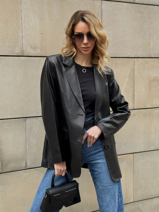 Черный кожаный пиджак классического кроя с клапанами на карманах