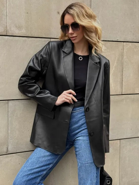 Черный кожаный пиджак классического кроя с клапанами на карманах