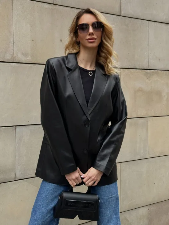 Черный кожаный пиджак классического кроя с клапанами на карманах