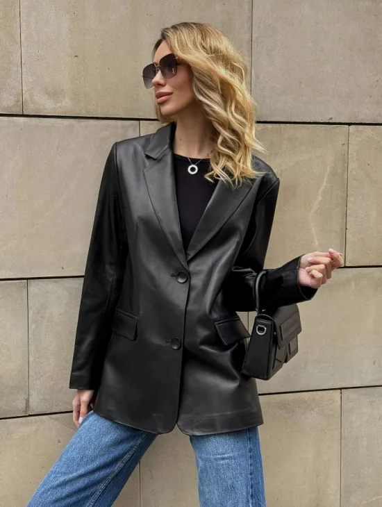 Черный кожаный пиджак классического кроя с клапанами на карманах