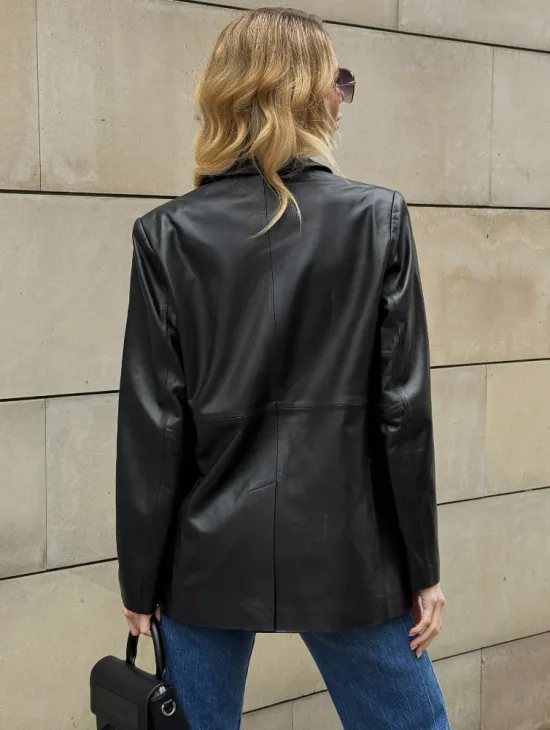 Черный кожаный пиджак классического кроя с клапанами на карманах