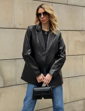 Черный кожаный пиджак классического кроя с клапанами на карманах
