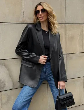 Черный кожаный пиджак классического кроя с клапанами на карманах