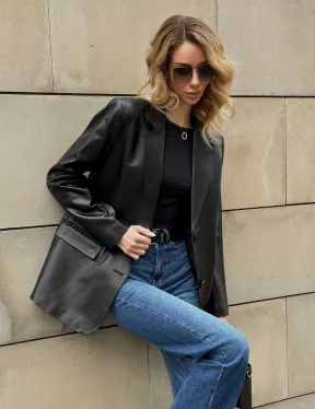 Черный кожаный пиджак классического кроя с клапанами на карманах