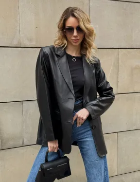 Черный кожаный пиджак классического кроя с клапанами на карманах