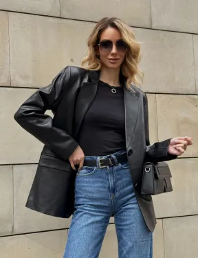 Черный кожаный пиджак классического кроя с клапанами на карманах