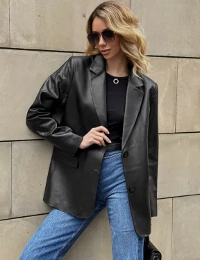 Черный кожаный пиджак классического кроя с клапанами на карманах