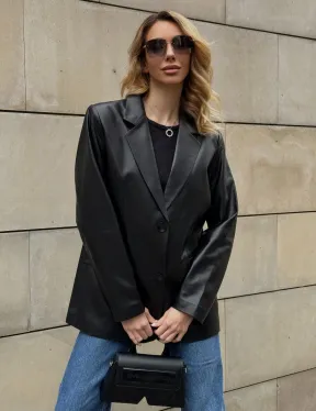 Черный кожаный пиджак классического кроя с клапанами на карманах