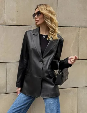 Черный кожаный пиджак классического кроя с клапанами на карманах