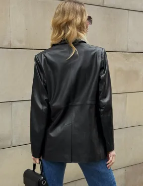 Черный кожаный пиджак классического кроя с клапанами на карманах