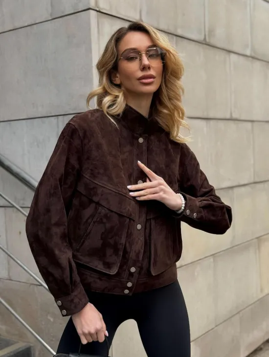 Укороченная замшевая куртка с накладными карманами