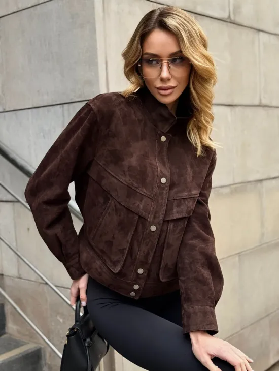 Укороченная замшевая куртка с накладными карманами