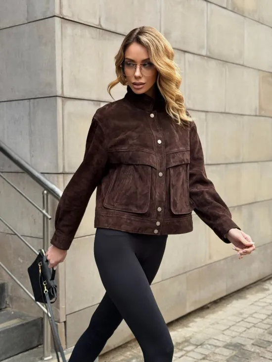 Укороченная замшевая куртка с накладными карманами