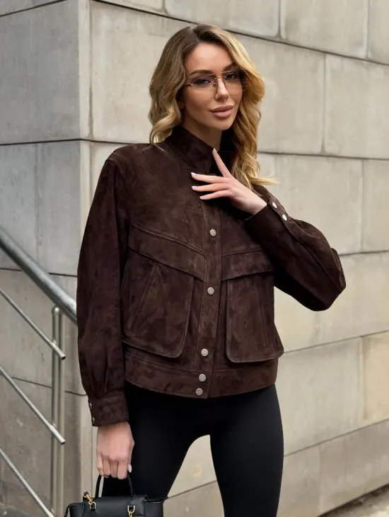 Укороченная замшевая куртка с накладными карманами