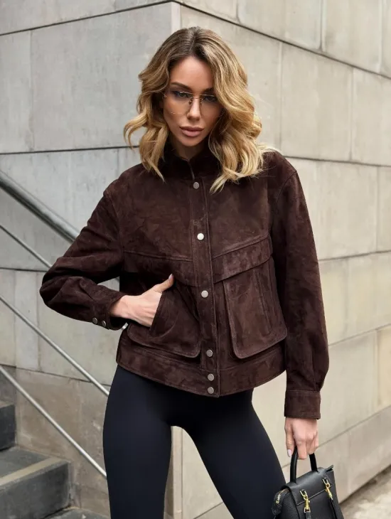 Укороченная замшевая куртка с накладными карманами