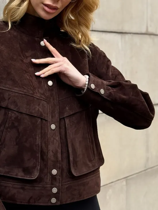 Укороченная замшевая куртка с накладными карманами