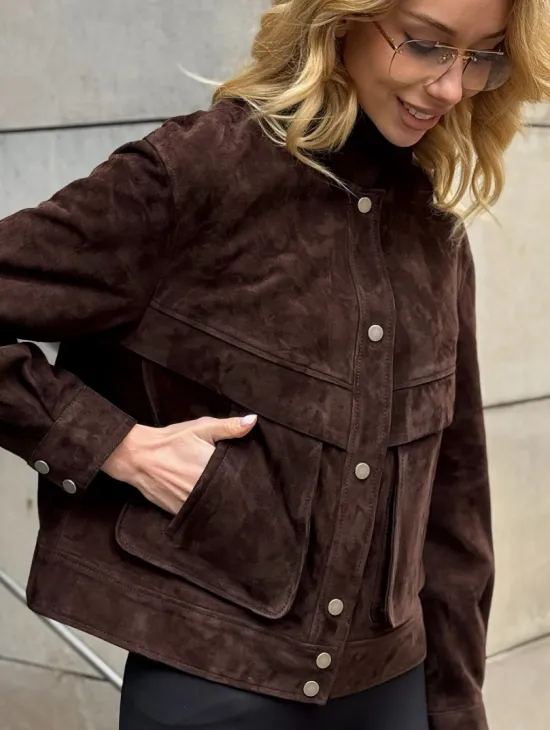 Укороченная замшевая куртка с накладными карманами