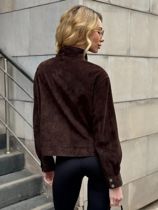 Укороченная замшевая куртка с накладными карманами