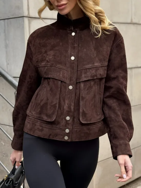 Укороченная замшевая куртка с накладными карманами