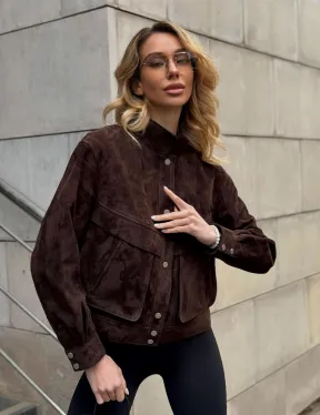 Укороченная замшевая куртка с накладными карманами