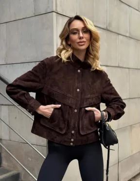 Укороченная замшевая куртка с накладными карманами