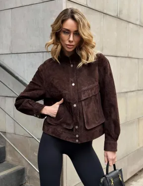 Укороченная замшевая куртка с накладными карманами