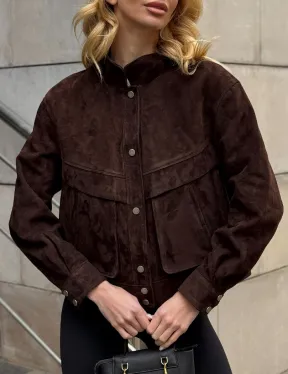 Укороченная замшевая куртка с накладными карманами