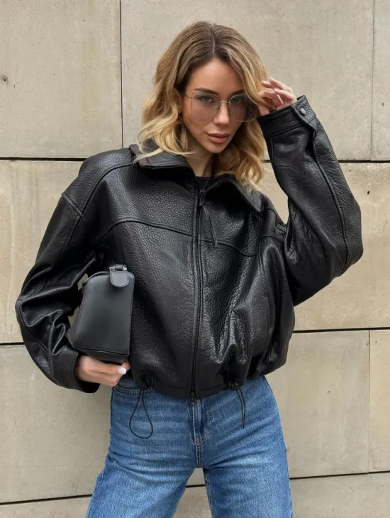 Женская укороченная кожаная куртка с поясом на кулиске и воротником-стойкой