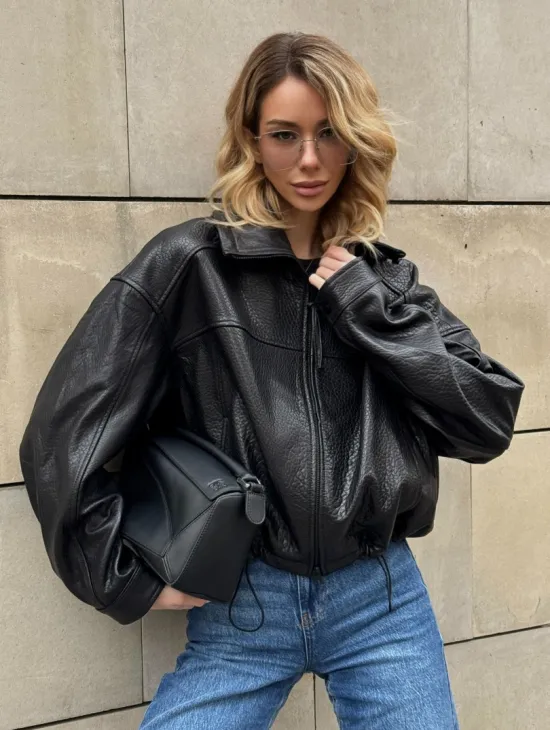 Женская укороченная кожаная куртка с поясом на кулиске и воротником-стойкой