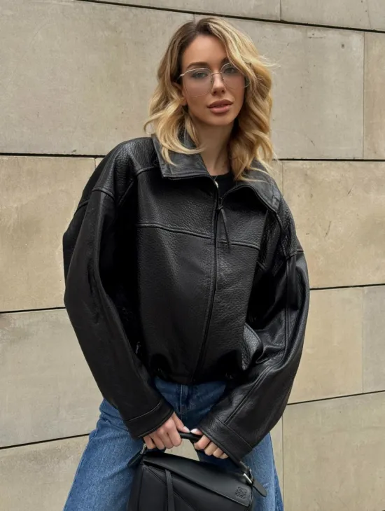 Женская укороченная кожаная куртка с поясом на кулиске и воротником-стойкой