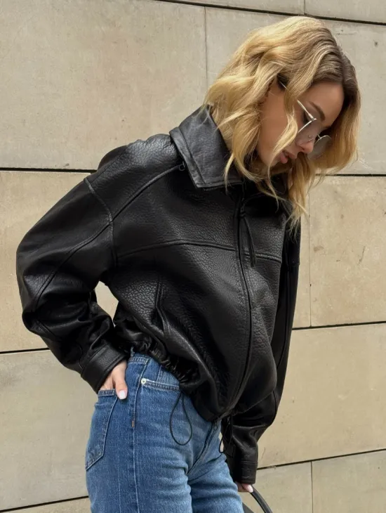 Женская укороченная кожаная куртка с поясом на кулиске и воротником-стойкой