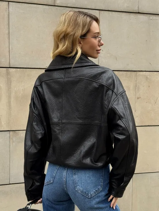 Женская укороченная кожаная куртка с поясом на кулиске и воротником-стойкой