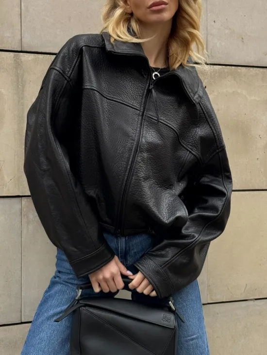 Женская укороченная кожаная куртка с поясом на кулиске и воротником-стойкой