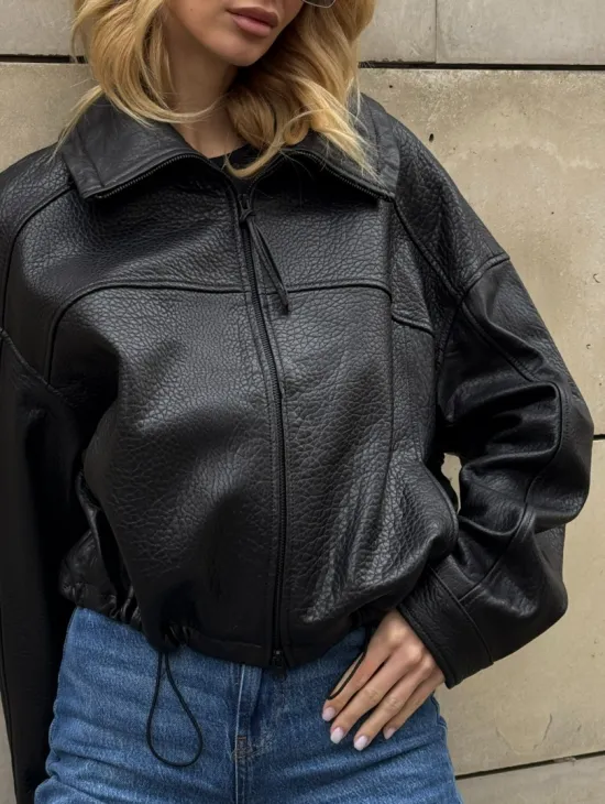 Женская укороченная кожаная куртка с поясом на кулиске и воротником-стойкой