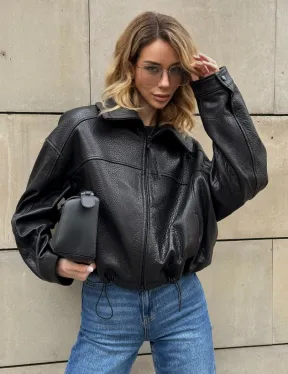 Женская укороченная кожаная куртка с поясом на кулиске и воротником-стойкой