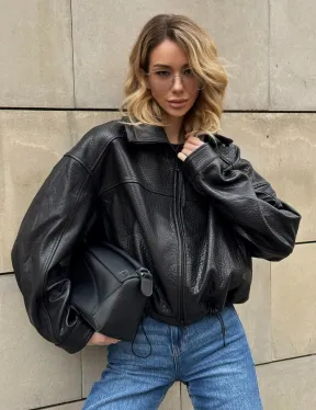 Женская укороченная кожаная куртка с поясом на кулиске и воротником-стойкой