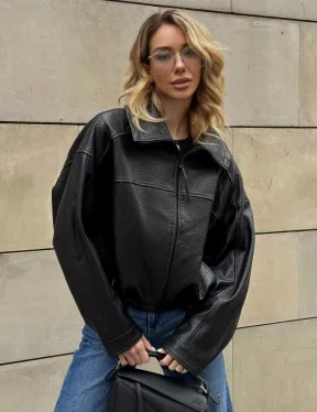 Женская укороченная кожаная куртка с поясом на кулиске и воротником-стойкой