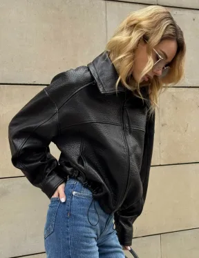 Женская укороченная кожаная куртка с поясом на кулиске и воротником-стойкой