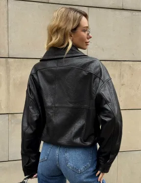 Женская укороченная кожаная куртка с поясом на кулиске и воротником-стойкой