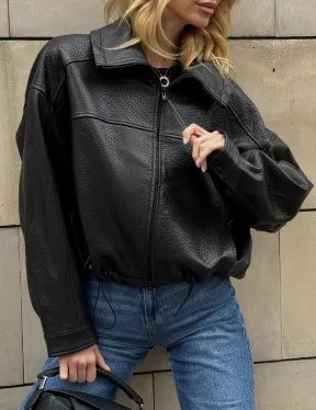 Женская укороченная кожаная куртка с поясом на кулиске и воротником-стойкой