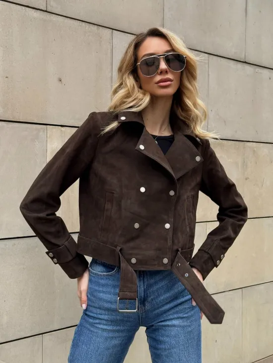 Короткая замшевая курточка с прорезными карманами и ремнём на талии