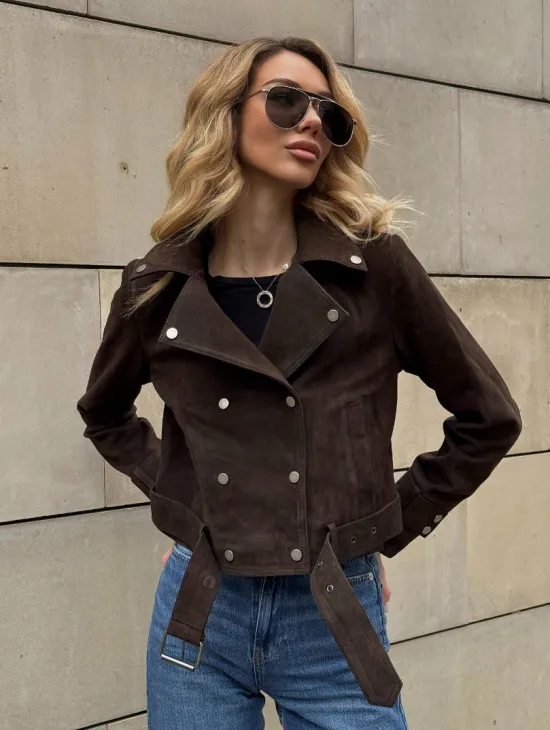 Короткая замшевая курточка с прорезными карманами и ремнём на талии