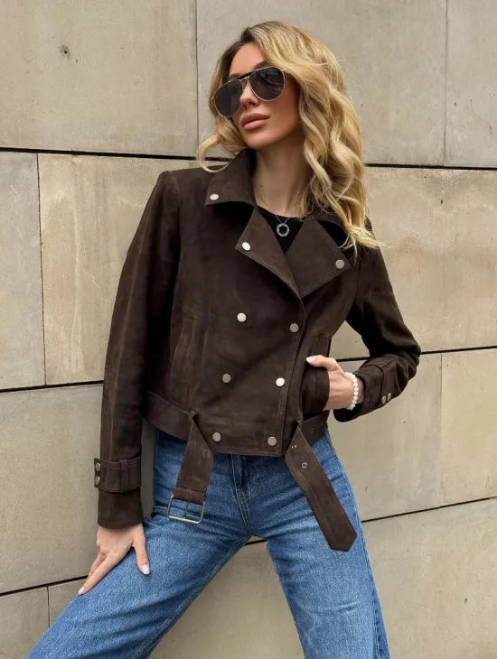 Короткая замшевая курточка с прорезными карманами и ремнём на талии