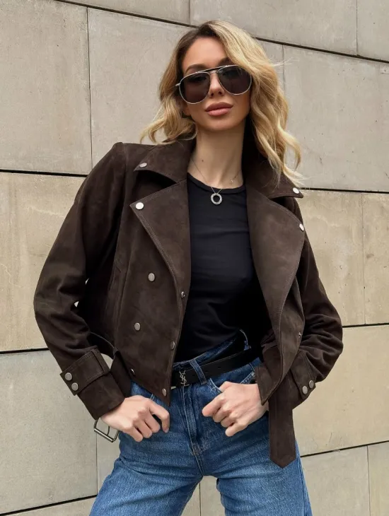 Короткая замшевая курточка с прорезными карманами и ремнём на талии