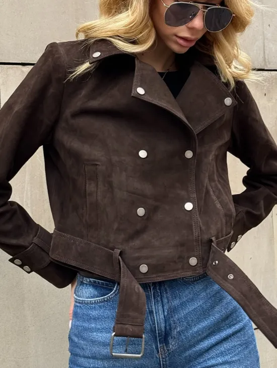 Короткая замшевая курточка с прорезными карманами и ремнём на талии