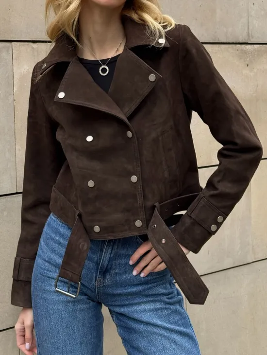 Короткая замшевая курточка с прорезными карманами и ремнём на талии