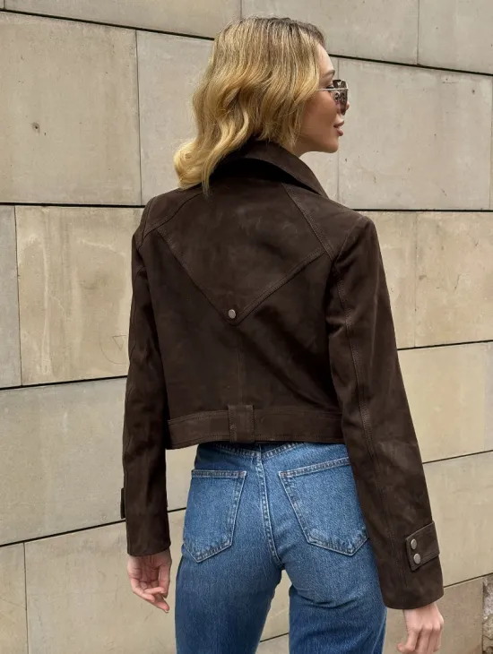 Короткая замшевая курточка с прорезными карманами и ремнём на талии