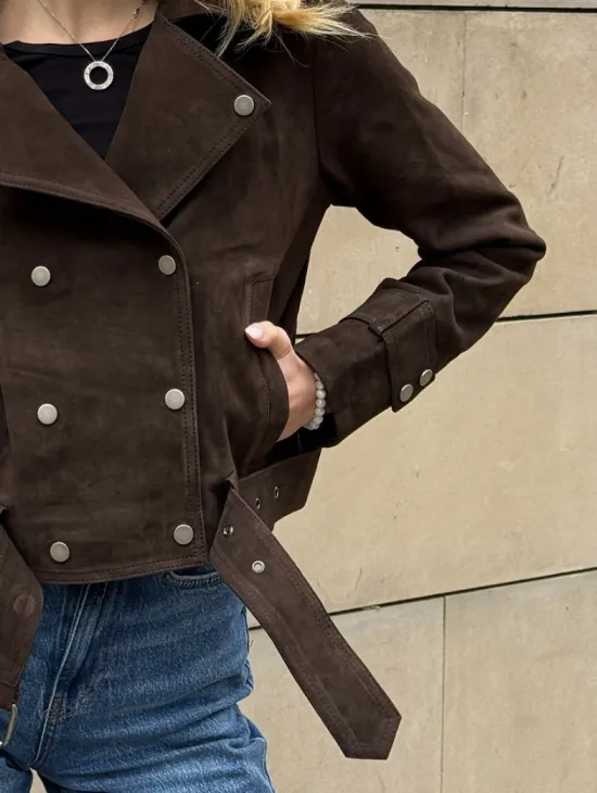 Короткая замшевая курточка с прорезными карманами и ремнём на талии