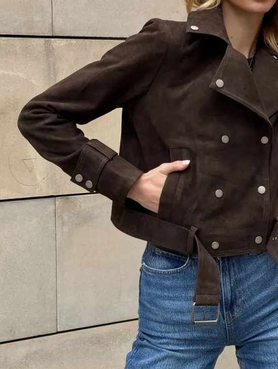 Короткая замшевая курточка с прорезными карманами и ремнём на талии